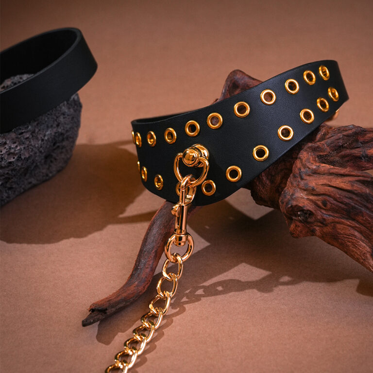 fetish-collar-with-buckle-restraint