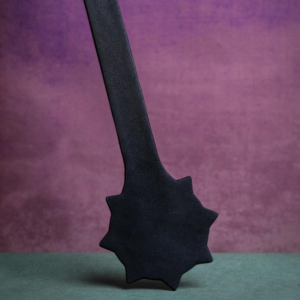 BDSM-Paddel aus Leder mit Metallspikes