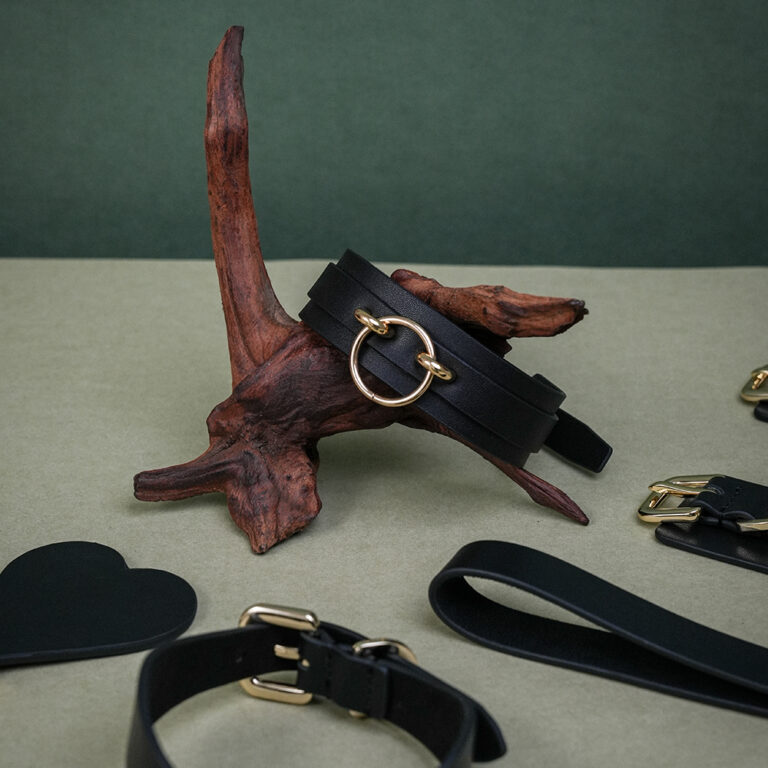 seductive-bondage-set-with-handcuffs