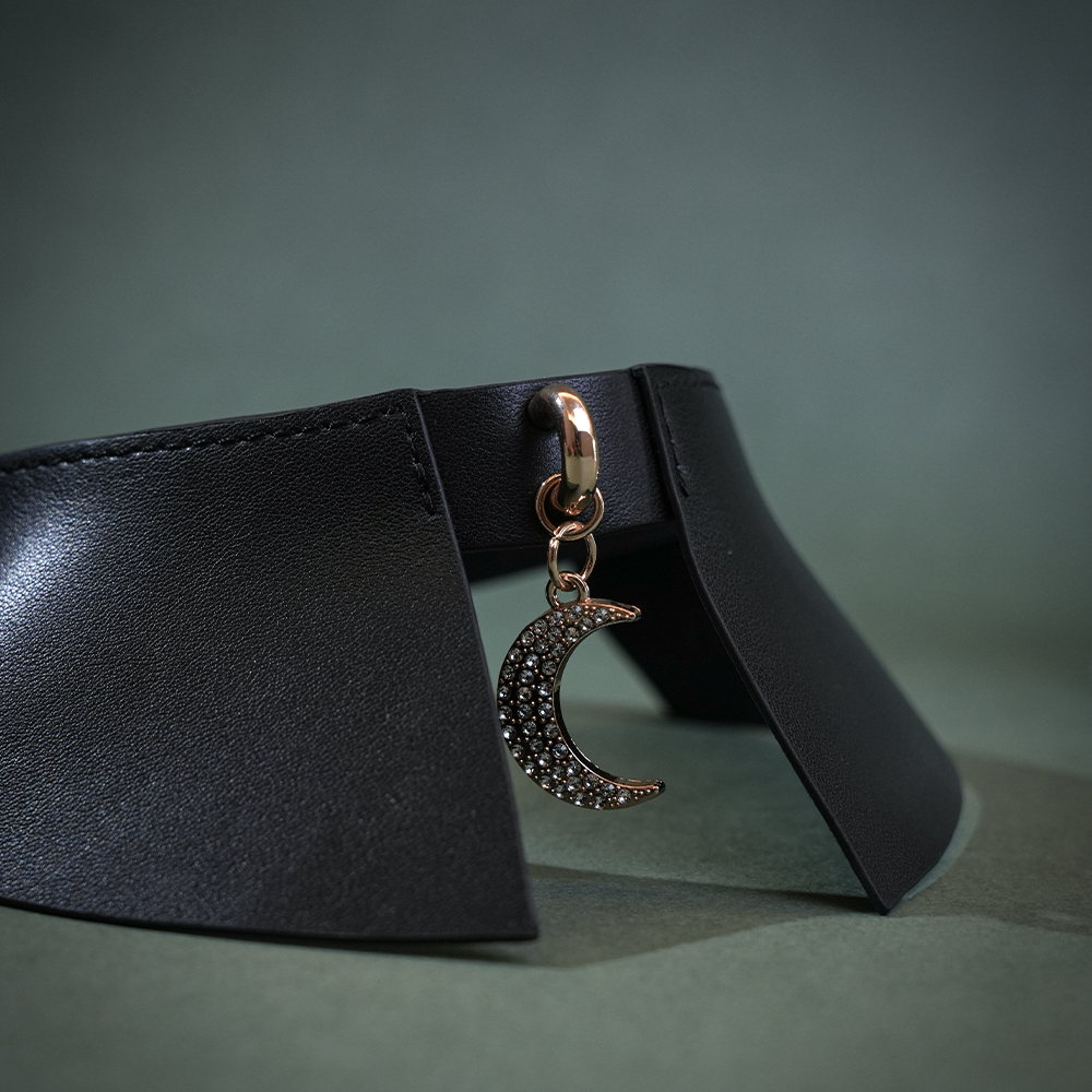 submissive-bondage-collar-with-moon