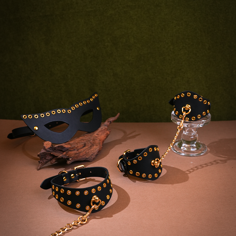 bdsm maker use cuffs