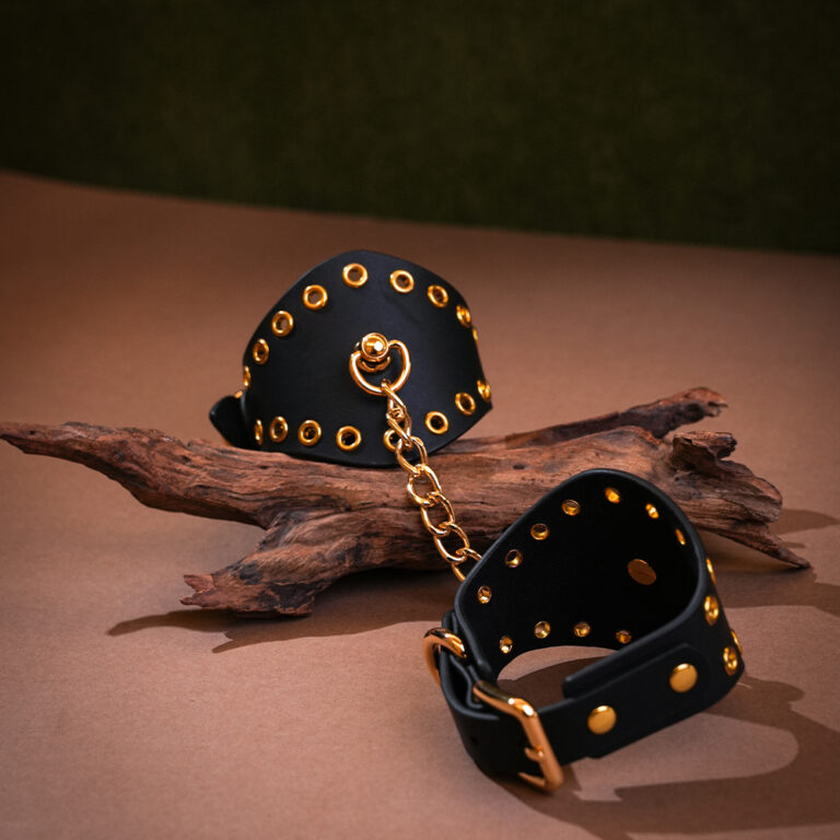 adjustable-bondage-cuffs-with-chain