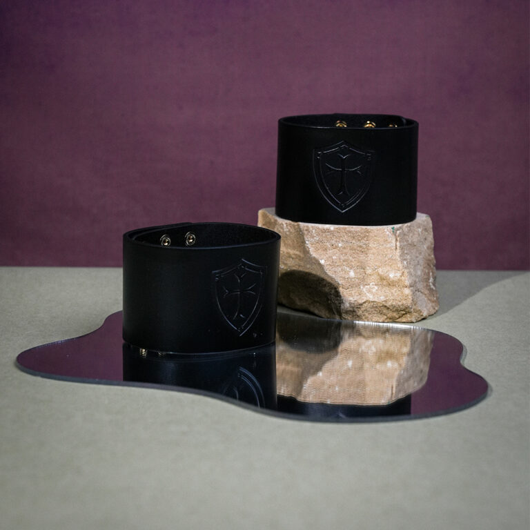 leather-gothic-restraints-closeup