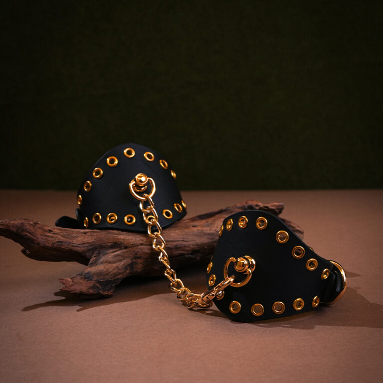 bondage-cuffs-leather-set